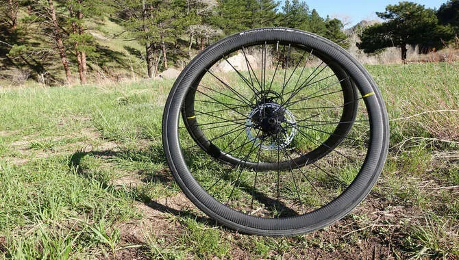Pros And Cons Of Using Clinchers On Tubeless Rims